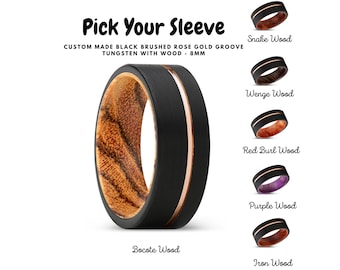 Puede incluir: Anillo de tungsteno negro con una ranura de oro rosa y una incrustación de madera. Elija entre una variedad de opciones de madera: Snake Wood, Wenge Wood, Red Burl Wood, Purple Wood, Bocote Wood y Iron Wood. El anillo tiene 8 mm de ancho.