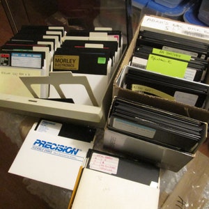 1x (One) Atari 400/800/800XL/65XE/130XE Floppy Disk Ultima, Archon, Karateka, Wizard&#39;s Crown, MULE, Scott Adams Adventure, Crisis Mountain
