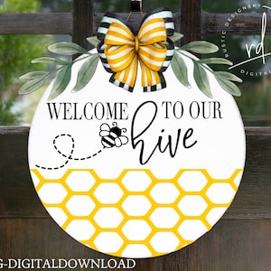 SVG-Bienvenue dans notre ruche, abeille, motif en nid d'abeille-Cricut|Téléchargement numérique|SpringDecor|DoorHangerDesigns