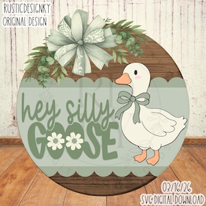 Puede incluir: Un letrero redondo de madera con un ganso de dibujos animados y el texto "hey silly GOOSE". El letrero tiene un borde verde festoneado, un lazo y vegetación. El letrero también tiene el texto "03/16/26 SVG DIGITAL DOWNLOAD".
