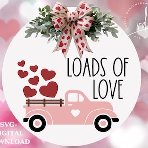 Peut inclure: Un camion pick-up rose avec un cœur blanc sur le côté transporte une cargaison de cœurs rouges. Le camion est sur un cercle blanc avec le texte "Loads of Love" en lettres noires. Un nœud rouge et blanc avec des cœurs est en haut du cercle.