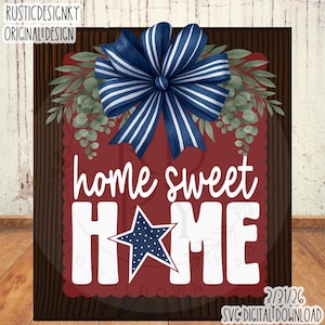 Puede incluir: Un letrero de madera con las palabras "home sweet HOME" en letras blancas. Un lazo azul con rayas blancas se encuentra en la parte superior sobre un fondo rojo festoneado. Una estrella azul con puntos blancos está en el centro.