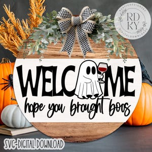 SVG/PNG-Välkommen Hoppas du kom med burop med Ghostie som håller vinglas-Cricut|Digital nedladdning|Laserklar fil-Lagringsfil