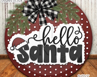 Pode incluir: Uma placa circular vermelho-escura com bolinhas brancas apresentando o texto hello SANTA em letras pretas. Um gorro de Papai Noel vermelho e branco fica sobre a letra S. Um laço xadrez preto e branco e ramos de pinheiro estão no topo.