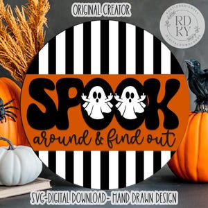 Peut inclure: Un motif rond sur le thème d'Halloween avec des rayures noires et blanches en haut et le texte "SPOOK around & find out" en noir et orange. Deux illustrations de fantômes blancs sont au centre. Les mots "ORIGINAL CREATOR" et "SVG-DIGITAL DOWNLOAD-HAND DRAWN DESIGN" sont également visibles.