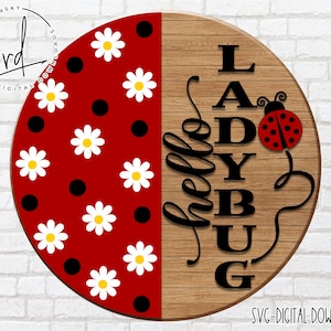 Pode incluir: Um sinal redondo de madeira com um padrão de joaninha vermelha e branca em uma metade e as palavras "Hello Lady Bug" na outra metade. O sinal é perfeito para uma decoração de primavera ou verão.