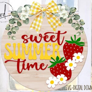 Könnte beinhalten: Ein rundes Holzschild mit dem Text "sweet summer time" in gelben und roten Buchstaben. Das Schild ist mit einer gelben und weißen Karobinde, grünen Blättern und roten Erdbeeren verziert.