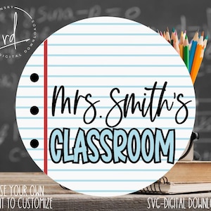 Peut inclure: Une pancarte de classe bleue et blanche avec une ligne rouge et des points noirs. La pancarte indique "Mrs. Smith's Classroom".