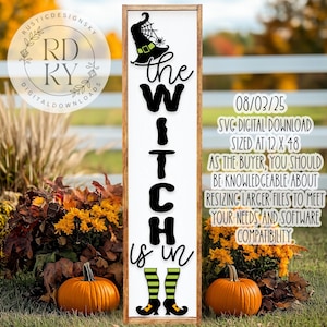 Puede incluir: Un letrero de madera con las palabras "the witch is in" en letras negras. El letrero presenta un sombrero de bruja y medias a rayas. El letrero está rodeado de calabazas y follaje de otoño.