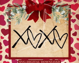Könnte beinhalten: Grafik zum digitalen Download mit Valentinsthema. Das Design zeigt schwarze XOXO-Buchstaben, die mit Herzen, einer roten Schleife und Grünzeug verschlungen sind. Der Hintergrund ist ein beiges Rechteck mit rotem Rand, vor einem herzförmigen Hintergrund.