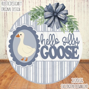 Op de afbeelding: Een rond bord met een lichtblauwe en witte gestreepte achtergrond. Het toont een cartoon gans in een blauwe ovale lijst, de woorden "hello silly GOOSE", een blauwe strik en groen. Het bord heeft de tekst "RUSTICDESIGNKY ORIGINAL DESIGN" en "3/20/26 SVG DIGITAL DOWNLOAD".