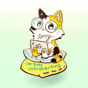 Sorry I&#39;m Busy Introverting Calico Cat Hard Enamel Pin Gold Lapel Pins Badge Cute Kawaii Gift Ita Bag Waterproof Vinyl Sticker Holographic