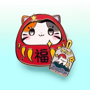 Daruma Cats Twarda emaliowana szpilka Brelok Śliczne szpilki Brelok Prezent Wodoodporna naklejka winylowa Koty w Japonii Talizman Szczęścia Calico Kot Biały