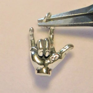 Pingente de prata esterlina com sinal de mão 3D "Eu te amo" 18,5 x 15 mm
