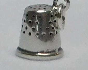 Petite breloque dé à coudre 3D en argent sterling