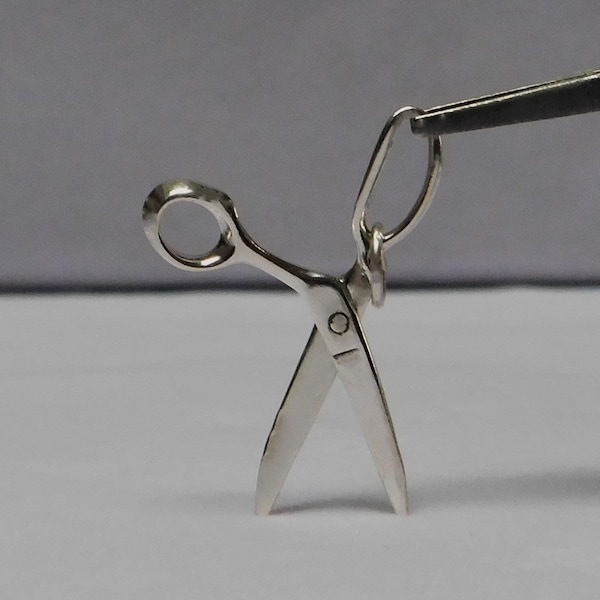 Pequeños dijes de tijeras de coser de plata de ley