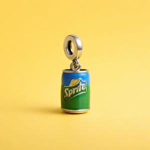 Molto carino... Ciondolo a forma di bibita gassata al limone e lime in argento sterling e smalto.