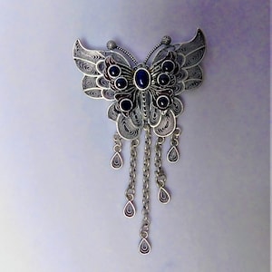 Fjärilshänge i sterlingsilver med lapis lazuli-stenar och tofsar 42 x 73 mm