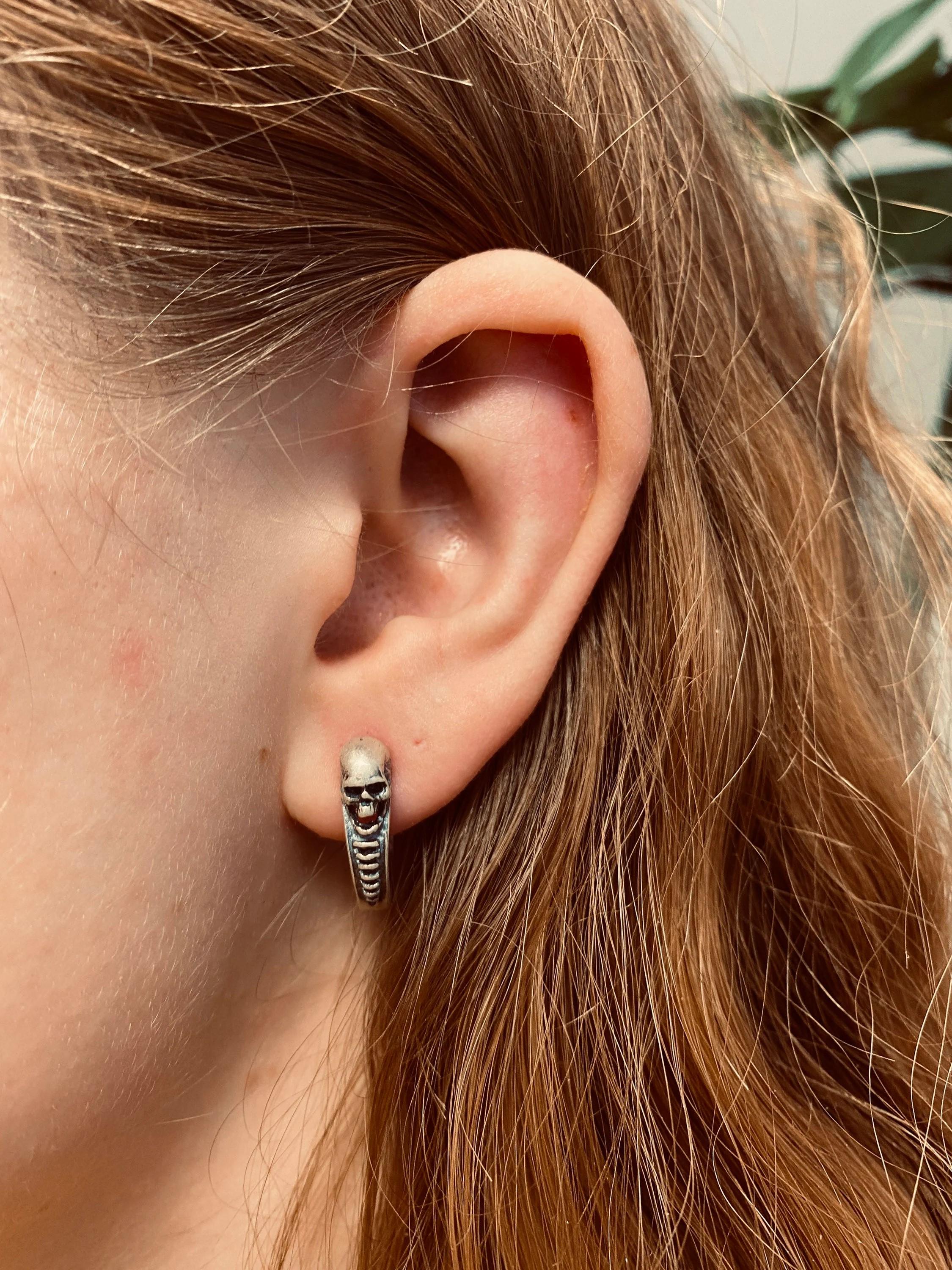 Orecchini a cerchio con teschio in argento sterling (non restituibili) - Italia