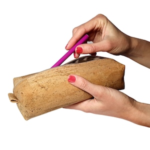 Estuche escolar de corcho para lápices y bolígrafos, fabricado con corcho vegano, ecológico y totalmente natural.