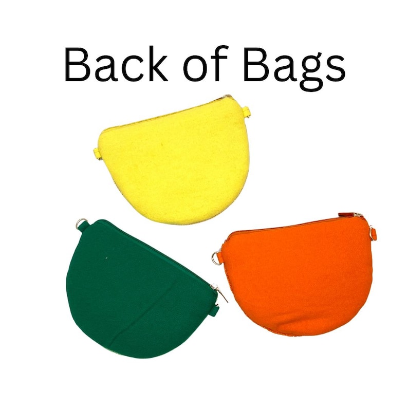 K&ouml;nnte beinhalten: Drei halbkreisf&ouml;rmige Taschen in Gelb, Gr&uuml;n und Orange, jeweils mit einem Rei&szlig;verschluss an der Oberseite und seitlichen Metallringen f&uuml;r Riemen. Der Text Back of Bags steht dar&uuml;ber. Diese Taschen haben eine einfarbige Stoffkonstruktion.