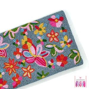 Cartera de mano con cuentas y diseño floral azul Cartera con cuentas Diseño floral vibrante en bolso de noche azul hecho a mano