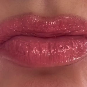 Moisturising Pink Vegan Lip Gloss | Gliterry Glossy Lip Gloss | Shimmer Cruelty- Free Gloss | Clear Non-Sticky Lip Gloss | Everyday Gloss