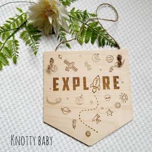 Feito à mão, placa gravada a laser, presente de Dia das Mães, decoração de berçário scandi, decoração de quarto de criança. Explore, berçário com tema espacial.