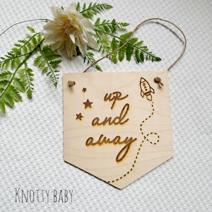 Feito à mão, placa gravada a laser, presente de Dia das Mães, decoração de berçário scandi, decoração de quarto de criança. Para cima e para longe, berçário com tema espacial.