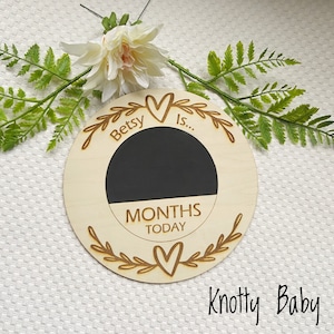 Carte milestone en bois personnalisée, carte d’âge de bébé, carte de jalon au tableau noir, carte de bébé en bois, cadeau de fête de bébé, nouveau cadeau de bébé, accessoire photo