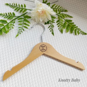 Cintre en bois pour logo d'entreprise, Cintre personnalisé, Papeterie d'entreprise, Accessoire commercial, Cintre en bois, Création sur mesure, Petite entreprise