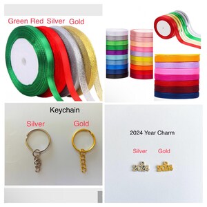 Puede incluir: Surtido de cintas de colores verde, rojo, plata y oro.  Llaveros en plata y oro con un dije del a&ntilde;o 2024 en plata y oro.