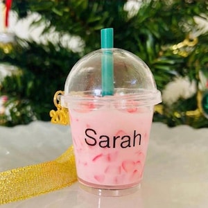 Adorno navideño de lujo con forma de bebida rosa, regalo personalizado para ella, regalo de Navidad, regalo para amantes del café, café helado, regalo para calcetines navideños, caja de regalo. Pink drink