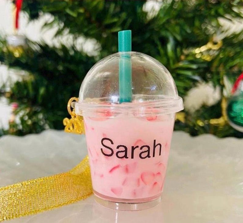 Adorno navideño de lujo con forma de bebida rosa, regalo personalizado para ella, regalo de Navidad, regalo para amantes del café, café helado, regalo para calcetines navideños, caja de regalo. Pink drink
