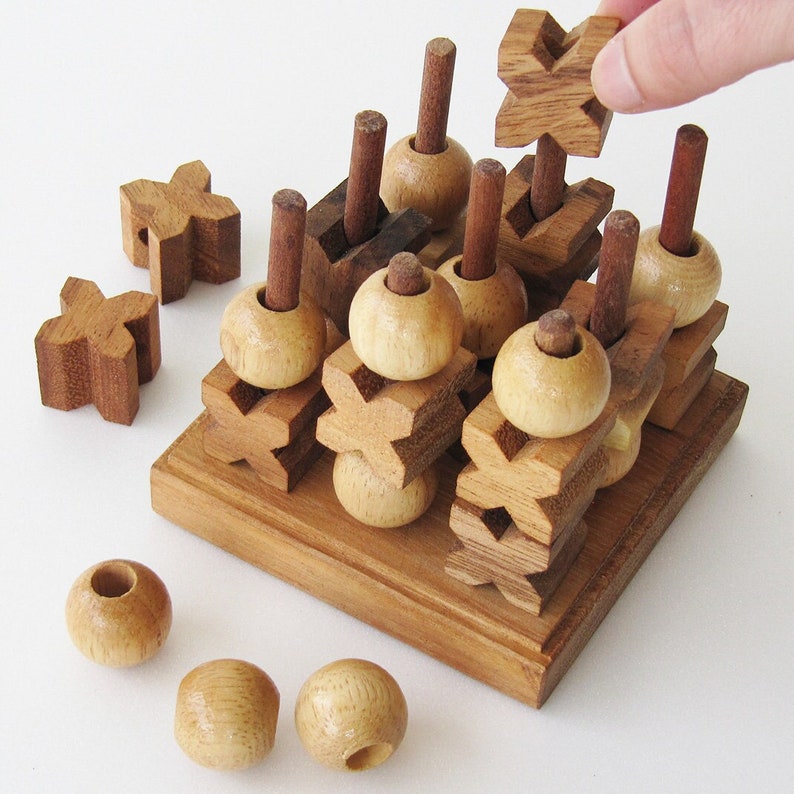 Tic Tac Toe 3D 2 giocatori a partire da 6 anni Gioco da tavolo per famiglie in legno massiccio Norme CE, marca le DÉlirant. Un Morpione 3D immagine 1