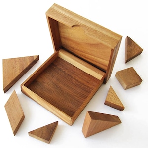 TANGRAM-Massivholzpuzzle nach CE-Norm. Französische Marke Le Délirant, ein Puzzle mit mehr als 170 zu vervollständigenden Figuren. Reisespiel.