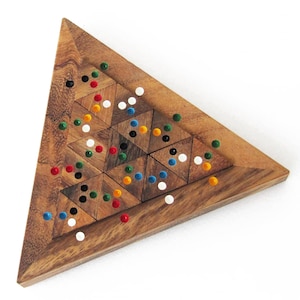 TRI MATCH puzzle game from 10 years old difficulty 4/6. In solid wood to CE standards French brand LeDélirant. Puzzle with colors.