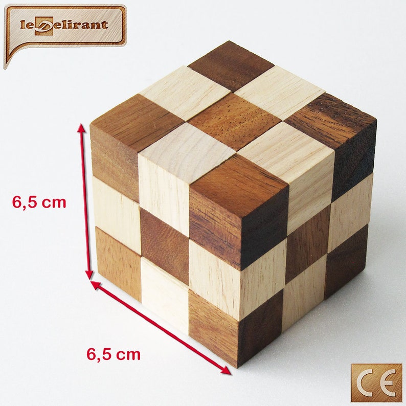 K&ouml;nnte beinhalten: Ein Holzkubus-Puzzle mit einem Schachbrettmuster aus hellem und dunklem Holz. Der W&uuml;rfel misst 6,5 cm pro Seite.