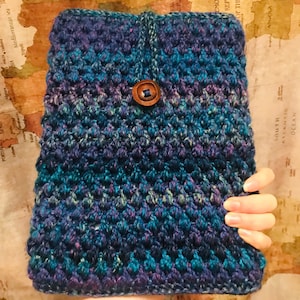 Laptop Case Crochet Pattern, Crochet Laptop Bag with Wood Button, Easy Laptop Case Pattern, Instant PDF Digital Download