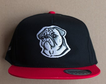 Youth Size Snapback mit Mops (schwarz/rot)