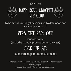 K&ouml;nnte beinhalten: Schwarzwei&szlig;es Grafik eines Sch&auml;dels mit Blumen und Augen. Der Text lautet "Tritt dem Dark Soul Crochet VIP Club bei". Sei der Erste, der k&ouml;stliche aktuelle Neuigkeiten und besondere Events PLUS VIPS ERHALTEN 25% RABATT auf deine n&auml;chste Bestellung (und andere besondere Aktionen w&auml;hrend des Jahres) erh&auml;lt. REGISTRIERE DICH UNTER: subscribepage.io/darksoulcrochet. Interessiert daran, ein Dark Soul Crochet Muster-Tester zu werden? Melde dich auch an unter: subscribepage.io/darksoulcrochetpatterns.