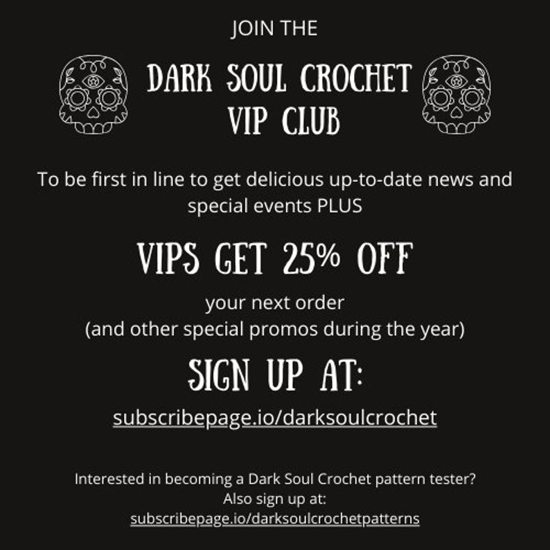 K&ouml;nnte beinhalten: Schwarzwei&szlig;es Grafik eines Sch&auml;dels mit Blumen und Augen. Der Text lautet "Tritt dem Dark Soul Crochet VIP Club bei". Sei der Erste, der k&ouml;stliche aktuelle Neuigkeiten und besondere Events PLUS VIPS ERHALTEN 25% RABATT auf deine n&auml;chste Bestellung (und andere besondere Aktionen w&auml;hrend des Jahres) erh&auml;lt. REGISTRIERE DICH UNTER: subscribepage.io/darksoulcrochet. Interessiert daran, ein Dark Soul Crochet Muster-Tester zu werden? Melde dich auch an unter: subscribepage.io/darksoulcrochetpatterns.