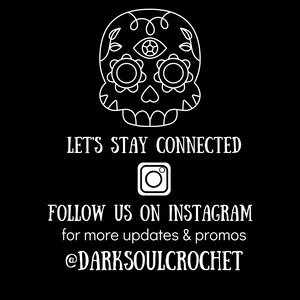 K&ouml;nnte beinhalten: Wei&szlig;e Umrandung eines Zucker Sch&auml;dels mit einem Auge in der Mitte der Stirn und floralen Designs um die Augen. Der Text "Let's Stay Connected" befindet sich unter dem Sch&auml;del. Ein Instagram-Symbol befindet sich unter dem Text. Der Text "Follow us on Instagram for more updates & promos @darksoulcrochet" befindet sich unter dem Symbol.