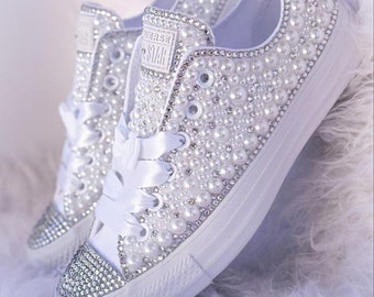 Converse mariage bling - baskets de mariée - chaussures pour la mariée - cristaux argentés avec des baskets de perles blanches - chaussures de mariée personnalisées