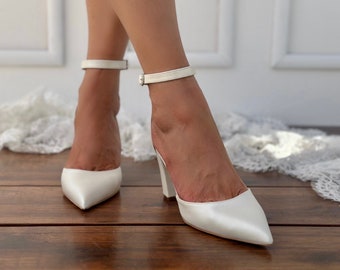 Sapatos de salto bloco Off White para noivas - D&#39;Orsay com tira no tornozelo e salto alto para casamento