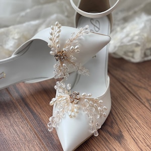 Chaussures compensées pour la mariée : talons D'Orsay avec bride à la cheville et pince à perles