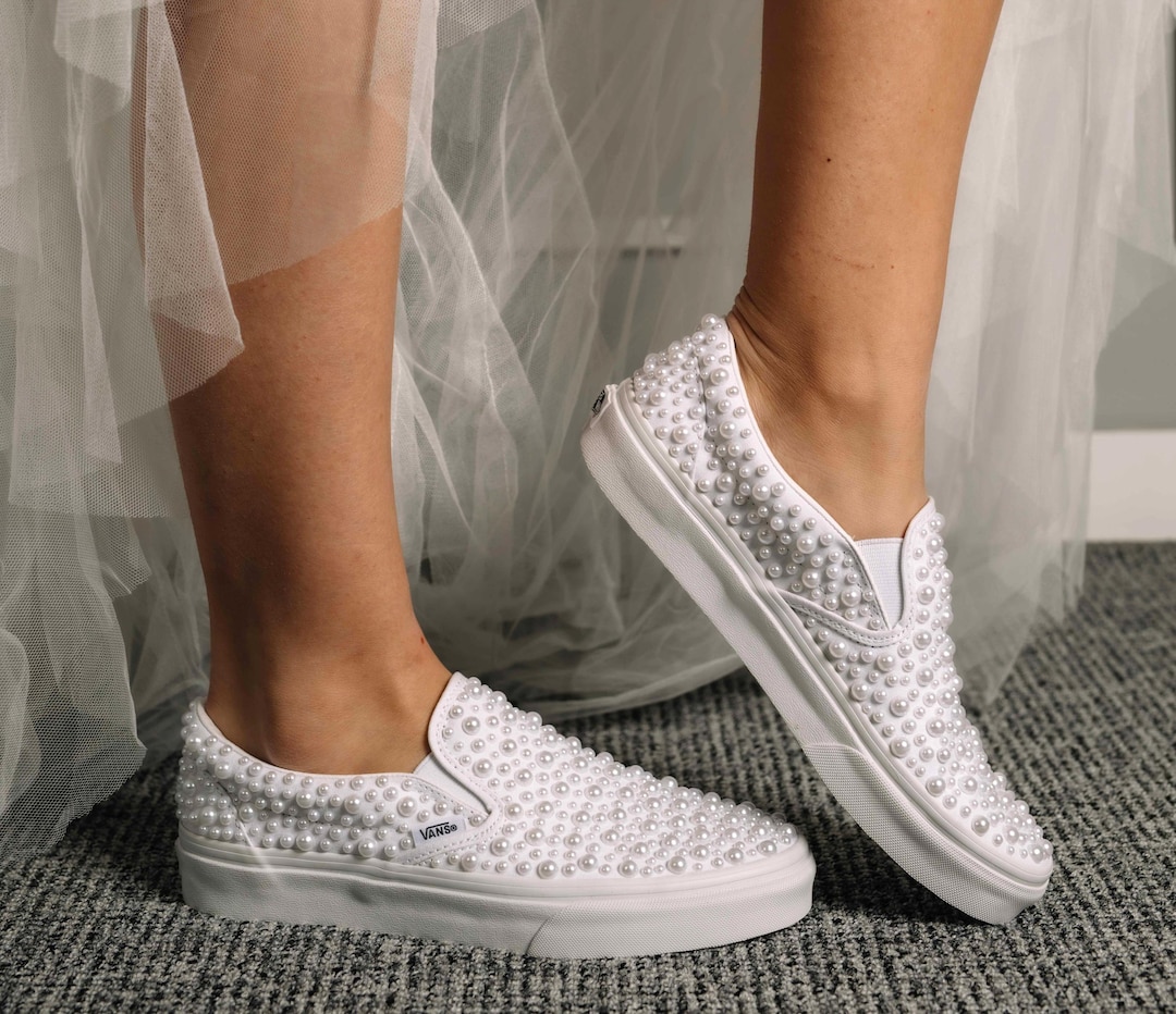 Vans de boda con adornos de perlas: zapatillas de novia