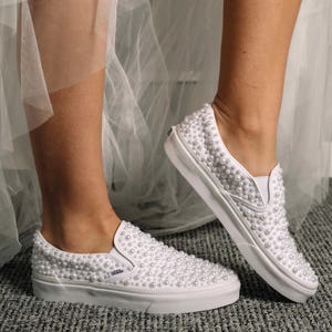Perlenverzierte Hochzeits-Vans: Individuelle Braut-Sneaker