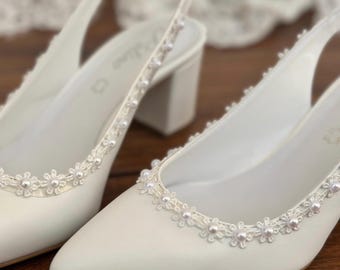 Emily Bridal Bruidsschoenen - Zijdeachtig Satijn, Platte Hak Met Borduurwerk, Kant En Kristallen Bloemen