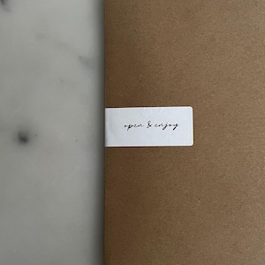 Adesivos Abra e Aproveite/ Eleve sua embalagem e crie uma experiência de desembalagem memorável para seus clientes/ de myhyggeshop.com